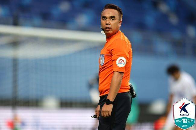 [사진] 전북-포항 경기 주심을 맡았던 김영수 심판 / 한국프로축구연맹 제공.