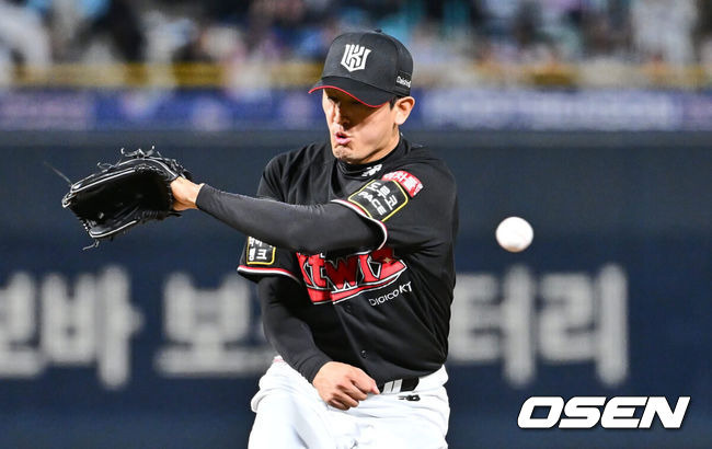 [OSEN=창원, 이석우 기자] 2일 창원 NC파크에서 2023 신한은행 SOL KBO 포스트시즌 플레이오프 NC 다이노스와 KT 위즈의 3차전 경기가 열렸다. KT 위즈 고영표가 3회말 2사 NC 다이노스 손아섭의 타구를 잡으려 시도하고 있다. 2023.11.02 / foto0307@osen.co.kr