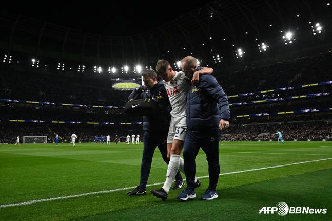 첼시전에서 미키 반더벤(가운데)이 부상을 당해 경기장을 빠져 나가고 있다. /AFPBBNews=뉴스1