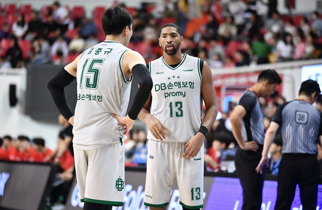 김종규와 디드릭 로슨(오른쪽). /사진=KBL 제공