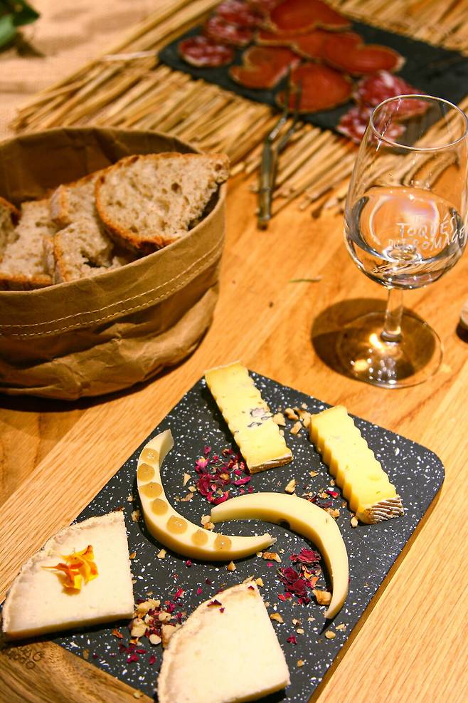 레 토케 뒤 프로마주(Les Toqués du fromage) / 치즈마다 어울리는 와인은 따로 있다. 리옹에서는 치즈와 와인 페어링을 탐험해 보는 시간을 가져 보자