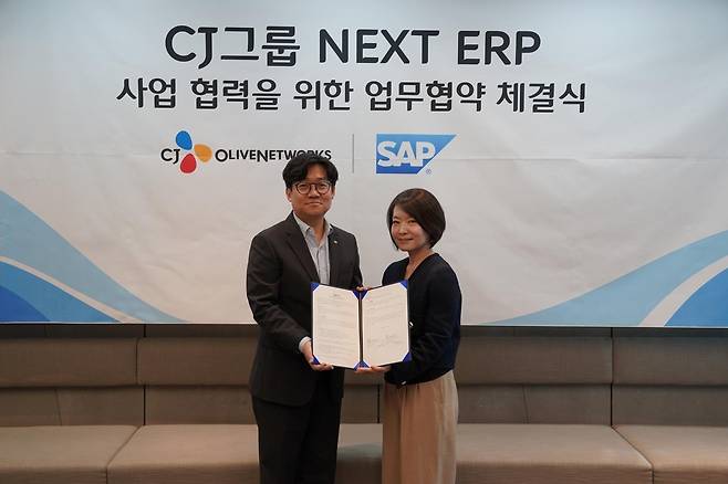 CJ올리브네트웍스·SAP코리아, CJ 차세대 전사적 자원관리(ERP) 시스템 구축 협약 (서울=연합뉴스) CJ올리브네트웍스 유인상 대표(왼쪽)와 신은영 SAP코리아 대표(오른쪽)가 전략적 파트너십을 위한 양해각서(MOU)를 체결하고 기념사진을 촬영하는 모습. [CJ올리브네트웍스 제공]