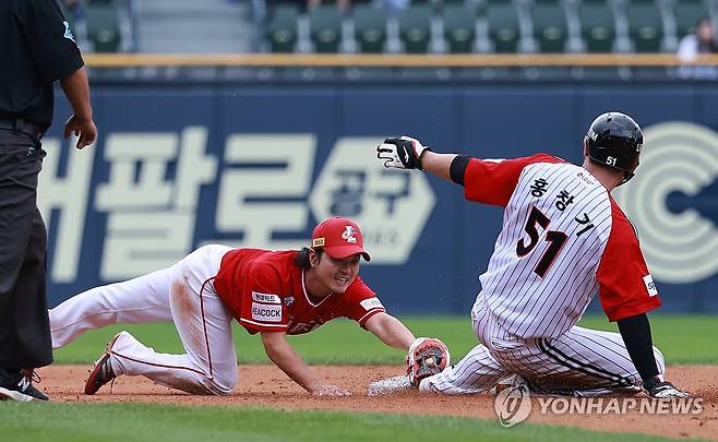 발보다 공이 든 글러브가 먼저 (서울=연합뉴스) 홍해인 기자 = 17일 서울 잠실야구장에서 열린 2023 프로야구 SSG 랜더스와 LG 트윈스의 더블헤더(DH) 1차전. 3회말 1사 LG 신민재가 삼진아웃된 뒤 2루로 도루를 시도하던 LG 1루 주자 홍창기가 SSG 2루수 김성현의 공이 든 글러브에 태그되고 있다. 비디오 판독 결과 아웃 선언, 공수 교대. 2023.9.17 hihong@yna.co.kr