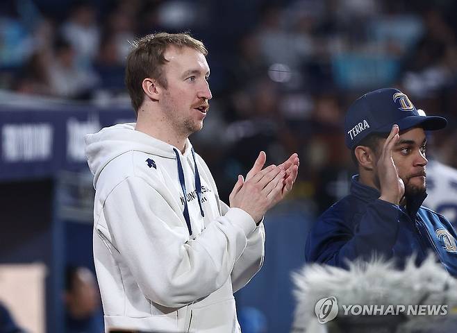 동료들 격려하는 페디 (창원=연합뉴스) 류영석 기자 = 3일 오후 경남 창원NC파크에서 열린 2023 KBO리그 플레이오프(PO) 4차전 kt wiz 대 NC 다이노스 경기.
    지난 1차전 NC 선발 투수 페디가 6회초 수비를 마치고 돌아오는 팀 동료들을 격려하고 있다. 2023.11.3 ondol@yna.co.kr