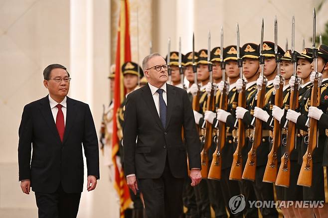 의장대 사열하는 중국·호주 총리 (베이징 EPA=연합뉴스) 리창 중국 총리(왼쪽)와 앤서니 앨버니지 호주 총리가 7일 중국 베이징 인민대회당에서 의장대를 사열하고 있다. 호주 총리로선 2016년 이후 처음으로 중국을 방문한 앨버니지 총리는 전날 시진핑 국가주석과 만나 양국 간 현안 등을 논의했다. 2023.11.07 besthope@yna.co.kr