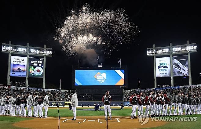 2023 KBO 한국시리즈 1차전 (서울=연합뉴스) 이지은 기자 = 7일 서울 잠실야구장에서 열린 2023 KBO 한국시리즈 1차전 kt 위즈와 LG 트윈스의 경기. 양쪽팀이 도열하고 있다. 2023.11.7 jieunlee@yna.co.kr