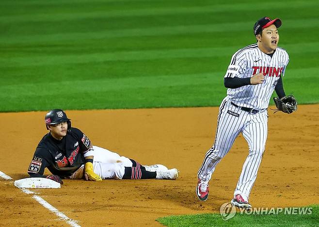 삼중살에 갈린 희비 (서울=연합뉴스) 서대연 기자 = 7일 오후 서울 잠실야구장에서 열린 2023 프로야구 포스트시즌 한국시리즈 1차전 kt wiz와 LG 트윈스의 경기. 
    2회초 무사 1,2루 kt 문상철 타석에 2루주자 배정대를 3루에서 잡아낸 LG 문보경이 밝은 표정으로 더그아웃으로 향하고 있다. 2023.11.7 dwise@yna.co.kr