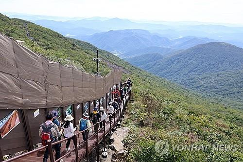 무등산 정상부 군부대 가림막 [연합뉴스 자료사진]