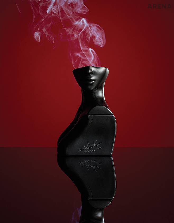 신체의 일부를 형상화한 보틀이 눈에 띈다. 파피루스와 스파이시한 블랙 페퍼에 우디한 향조를 더해 이국적인 향기를 완성한 아일리시 NO.2 50mL 10만7천원 빌리 아일리시 퍼퓸 제품.