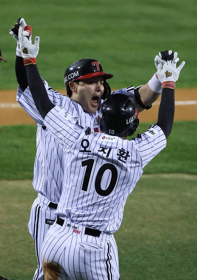 8일 잠실구장에서 열린 2023 KBO 한국시리즈 2차전 KT위즈 대 LG 트윈스 경기. LG 박동원이 8회말 1사 2루 상황에서 역전 투런포를 날린 뒤 선두주자 오지환과 환호하고 있다. 사진=연합뉴스