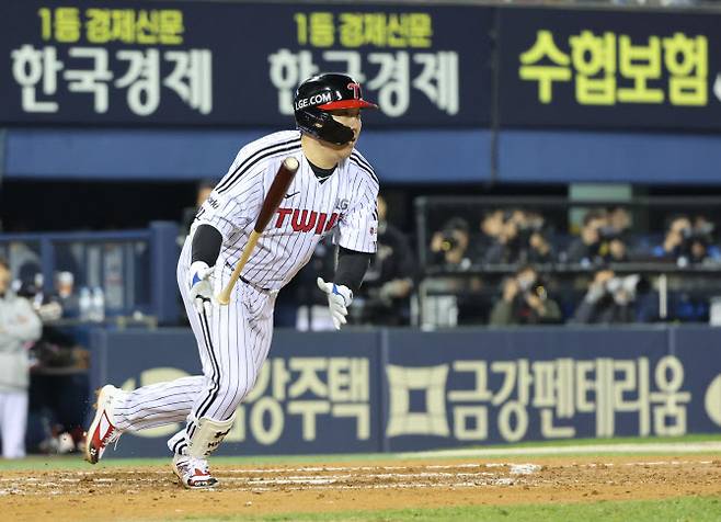 8일 잠실구장에서 열린 2023 KBO 한국시리즈 2차전 KT위즈와 LG트윈스 경기. 7회말 2사 1루 LG 김현수가 1타점 2루타를 친 뒤 그라운드를 뛰고 있다. 사진=연합뉴스