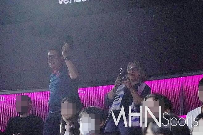 환호하는 뉴크의 부모님ⓒMHN스포츠 이솔 기자