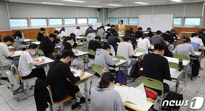 한 고등학교에서 졸업생들이 수능 9월 모의평가를 치르고 있다. /뉴스1 ⓒ News1 김영운 기자