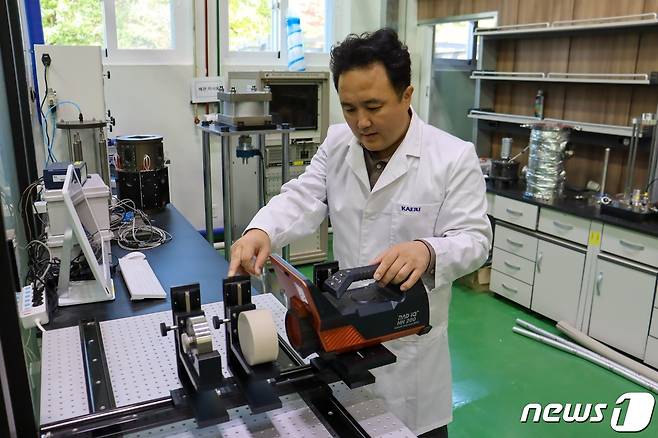 김진섭 한국원자력연구원 박사가 감마선원과 방사선 계측기를 이용해 완충재 블록의 밀도와 함수비를 측정하고 있다.(한국원자력연구원 제공)/뉴스1