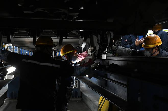 수도권철도차량정비단 경정비동에서 일하고 있는 작업자들의 모습(한국철도공사 제공)