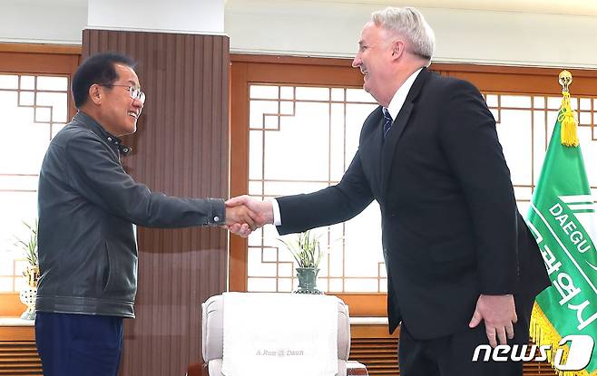 인요한 국민의힘 혁신위원장이 8일 오전 대구 북구 대구시청 산격청사를 찾아 홍준표 대구시장과 인사 나누고 있다. 2023.11.8/뉴스1 ⓒ News1 공정식 기자