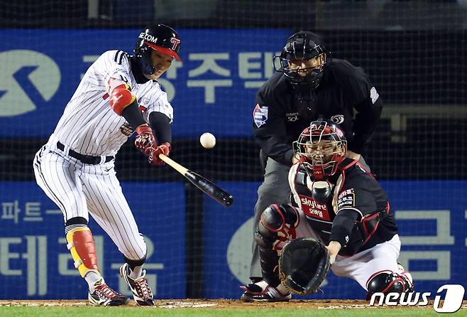 7일 오후 서울 송파구 올림픽로 잠실야구장에서 열린 프로야구 '2023 신한은행 SOL KBO 포스트시즌' 한국시리즈 1차전 LG 트윈스와 kt 위즈의 경기 1회말 1사 주자 없는 상황 LG 박해민이 안타를 치고 있다. 2023.11.7/뉴스1 ⓒ News1 박정호 기자