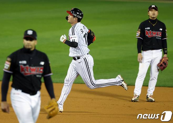 8일 오후 서울 송파구 올림픽로 잠실야구장에서 열린 프로야구 '2023 신한은행 SOL KBO 포스트시즌' 한국시리즈 2차전 LG 트윈스와 kt 위즈의 경기 6회말 1사 주자 없는 상황 LG 오지환이 솔로홈런을 날린 뒤 그라운드를 돌고 있다. 2023.11.8/뉴스1 ⓒ News1 박정호 기자