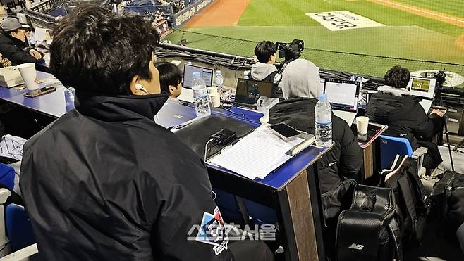 KBO 심판위원이 7일 잠실구장에서 열린 한국시리즈 1차전에서 자동볼판정 시스템을 테스트하고 있다. 잠실 | 장강훈기자 zzang@sportsseoul.com