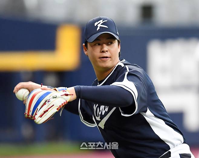 항저우 아시안게임 대한민국 야구 대표팀의 노시환이 24일 고척스카이돔에서 진행된 훈련 중 수비 연습을 하고 있다. 2023. 9. 24. 고척 | 박진업기자 upandup@sportsseoul.coma