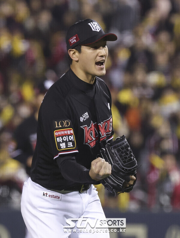 7일 서울 송파구 잠실야구장에서 열린 2023 KBO 포스트시즌 한국시리즈 1차전 LG 트윈스와 KT 위즈 경기, 4회말 KT 선발 고영표가 LG 박해민을 삼진으로 잡고 무실점 이닝 종료하자 포효하고 있다. 사진┃뉴시스