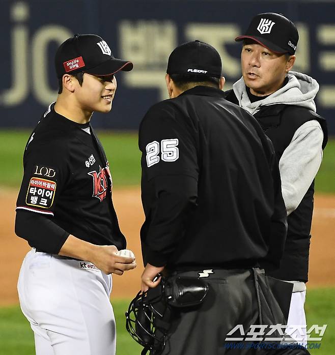 타구에 맞은 뒤에도 끝까지 수비를 펼쳐 선두타자를 잡아낸 박영현이 미소 짓고 있다.