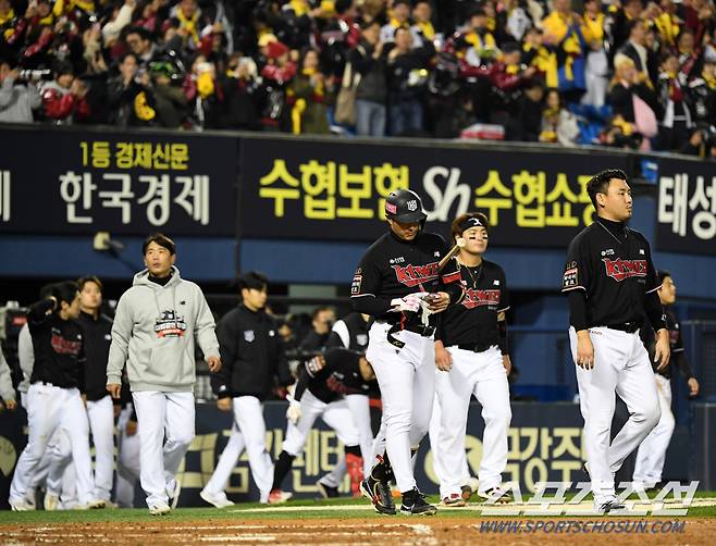 8일 잠실구장에서 열린 LG와 KT의 한국시리즈 2차전. 경기에서 패한 KT 선수들이 아쉬워하고 있다. 잠실=박재만 기자 pjm@sportschosun.com/2023.11.08/