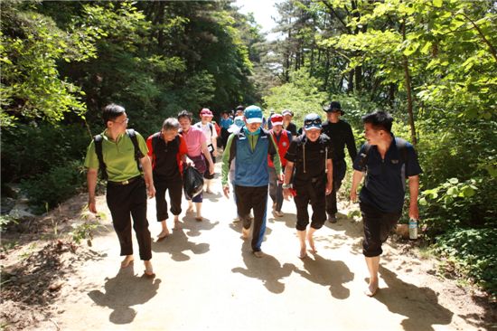 김현풍 강북구청장이 주민들과 함께 우이령 맨발걷기대회에 참석, 걷고 있다. [사진제공=강북구]