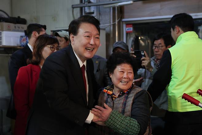 윤석열 대통령이 7일 대구 북구 칠성종합시장을 방문해 상인들과 인사를 나누고 있다. /대통령실 제공