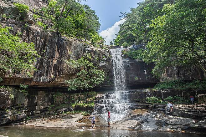 괴산 '수옥폭포'는 인기 사극에 단골 출연한 폭포다. 20m 높이에서 떨어지는 폭포수 소리는 꽉 막혔던 마음마저 뻥 뚫어주는 듯하다. / 김종연 영상미디어 기자
