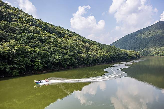 남한강 지류인 '달천'에 괴산댐이 들어서며 형성된 괴산호는 '산막이 옛길'과 함께 괴산 여행의 필수 코스로 꼽힌다. 괴산호 8경 중 5경인 '연하협구름다리'에서 바라본 괴산호는 하늘과 산을 비춰내는 거울같다. / 김종연 영상미디어 기자