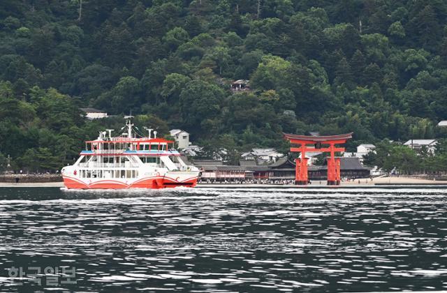 이쓰쿠시마 신사가 있는 미야지마섬까지는 2개 선사가 각 15분 간격으로 유람선을 운항한다.