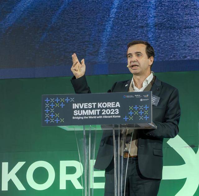 스테판 드블레즈 르노코리아자동차 사장이 7일 부산 벡스코에서 열린 인베스트 코리아 서밋 2023에 연사로 나서 그동안의 성과를 발표하고 있다. 르노코리아자동차 제공