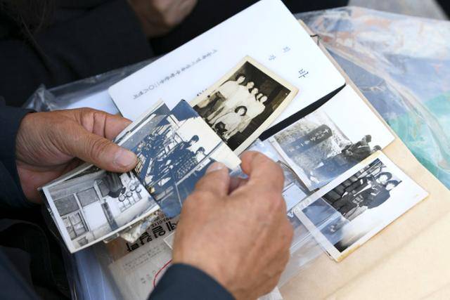 전태삼씨는 형과 어머니와 관련된 역사적인 사진들을 소중히 보관하고 있다. 윤서영 인턴기자