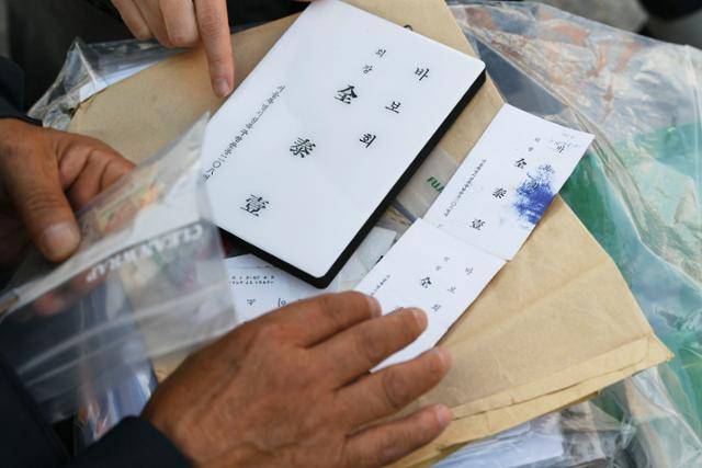 전태삼씨가 형의 바보회 명함 확대본과 원본 명함을 보여주고 있다. 50년이 훌쩍 넘은 명함이지만 깨끗하게 보관돼 있다. 윤서영 인턴기자