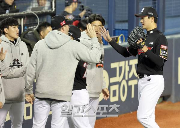 kt위즈와 LG 트윈스의 2023 KBO 한국시리즈 1차전 경기가 7일 오후 서울 잠실야구장에서 열렸다. kt 선발 고영표가 6회 LG 공격을 막고 들어가고 있다. 잠실=정시종 기자 capa@edaily.co.kr /2023.11.07.