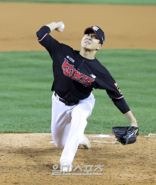 kt위즈와 LG 트윈스의 2023 KBO 한국시리즈 1차전 경기가 7일 오후 서울 잠실야구장에서 열렸다. kt 투수 손동현이 7회 선발 고영표에 이어 등판 역투하고 있다. 잠실=정시종 기자 capa@edaily.co.kr /2023.11.07.