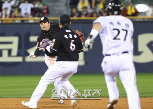 2023 KBO 프로야구 포스트시즌 LG트윈스와 kt위즈의 한국시리즈 1차전 경기가 7일 오후 서울 잠실야구장에서 열렸다. 4회말 무사 1루 문성주의 내야타구를 유격수 김상수가 2루수 박경수에게 토스하고 있다. 1루 주자만 아웃. 잠실=김민규 기자 mgkim1@edaily.co.kr