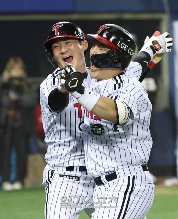 2023 KBO 프로야구 포스트시즌 LG트윈스와 kt위즈의 한국시리즈 2차전 경기가 8일 오후 서울 잠실야구장에서 열렸다. 8회말 1사 2루 박동원이 역전 투런홈런을 치고 홈인해 오지환과 함께 환호하고 있다. 잠실=김민규 기자 mgkim1@edaily.co.kr /2023.11.08/