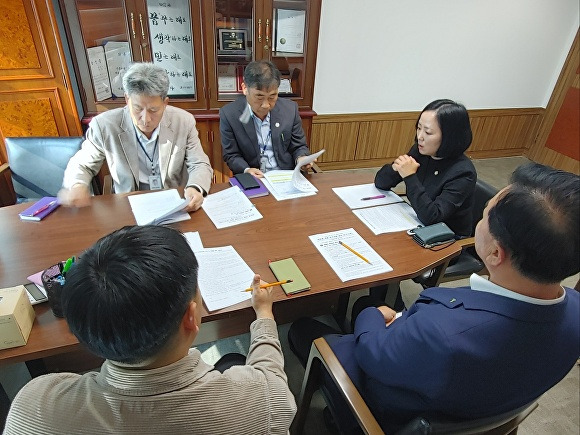 지난 31일 지민희의원이 ‘양평군 임산업 발전 방안 마련’을 위한 정담회를 하고 있다. [사진=양평군의회]