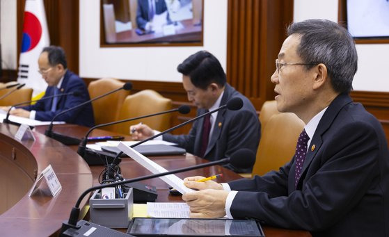 이종호 과학기술정보통신부 장관이 8일 오전 서울 종로구 정부서울청사에서 열린 비상 경제 장관회의 겸 수출 투자대책 회의에 참석해 통신비 부담 완화 대책에 대해 논의하고 있다.연합뉴스