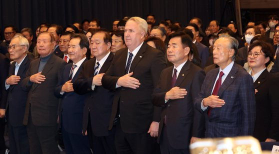 인요한 국민의힘 혁신위원장이 8일 오후 서울 여의도 중소기업중앙회에서 열린 김대중 탄생 100주년 기념사업 추진위원회 출범식에서 참석자들과 국민의례를 하고 있다. 뉴스1