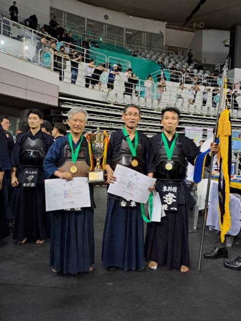 ▲ 지난 7월 서울에서 열린 제36회 국제오픈한국사회인검도대회에서 우승을 차지한 동방검도관 노년부 팀.