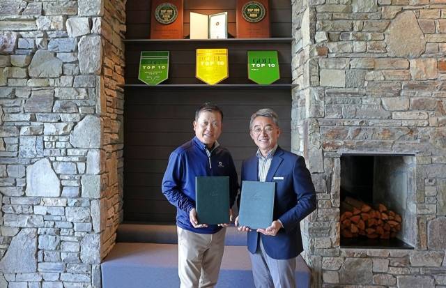 업무 협약식을 마친 뒤 빌리 장 엘리트투어 여행사 대표와 허명호 파인비치 골프링크스 대표(오른쪽)가 포즈를 취하고 있다. 파인비치골프링크스