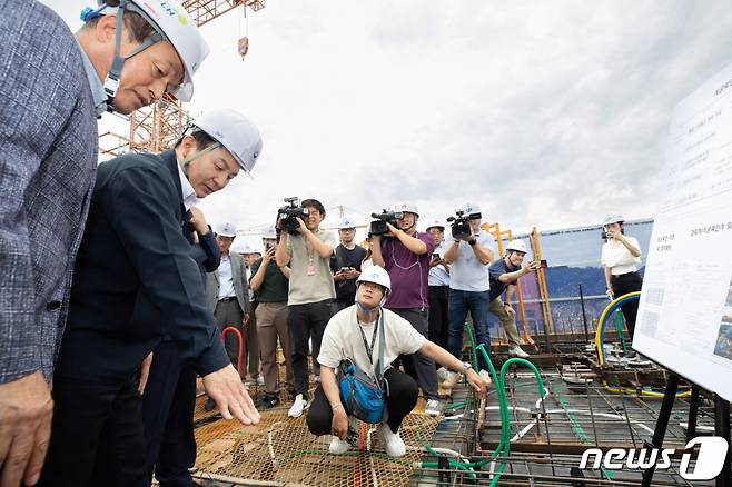 원희룡 국토교통부 장관이 지난 8월 경기 화성시 한국토지주택공사(LH) 임대주택 현장을 찾아 현장 안전 실태를 점검하고 있다. /사진=뉴스1(국토교통부 제공)