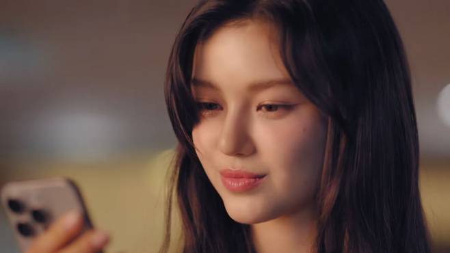 SK텔레콤이 지난 7일 공개한 ‘아이폰 통화녹음이 필요할 땐, 에이닷’ 광고. 뉴진스의 멤버 다니엘이 아이폰15를 사용하는 모습. [SK텔레콤 공식 유튜브 채널]