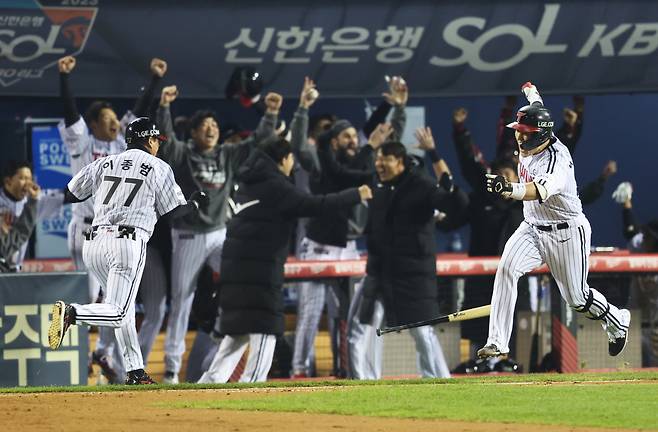 8일 서울 잠실야구장에서 열린 2023 KBO 한국시리즈 2차전 kt wiz와 LG 트윈스의 경기. 8회말 1사 2루 LG 박동원이 2점 홈런을 치고 그라운드를 달리고 있다. 연합뉴스