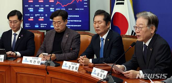 [서울=뉴시스] 고범준 기자 = 이재명 더불어민주당 대표가 8일 오전 서울 여의도 국회에서 열린 최고위원회의에서 발언을 하고 있다. 2023.11.08. bjko@newsis.com