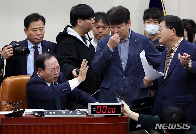 [서울=뉴시스] 추상철 기자 = 한기호 국회 국방위원장이 8일 오전 서울 여의도 국회에서 열린 국방위원회 전체회의에서 회의 개의를 놓고 항의하는 더불어민주당 의원과 언쟁중 손사래를 치고 있다. 2023.11.08. scchoo@newsis.com