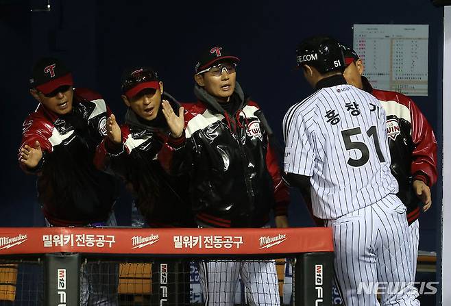 [서울=뉴시스] 김명년 기자 = 8일 오후 서울 잠실야구장에서 열린 2023 KBO 포스트시즌 한국시리즈(KS) 2차전 LG 트윈스 대 KT 위즈 경기, LG 염경엽 감독이 3회말 2사 주자 1,3루 상황 오스틴의 적시타에 홈인한 홍창기를 반기고 있다. 2023.11.08. @newsis.com